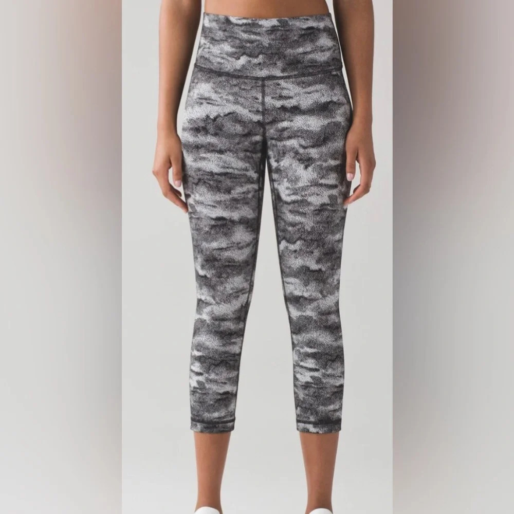 Lululemon Wunder Under Crop Luon Hazy Days Black & White Size 6